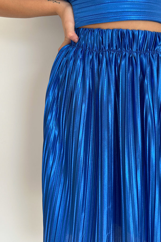 Falda plisada azul metálico