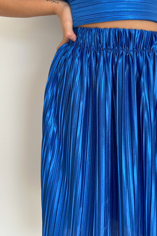 Falda plisada azul metálico